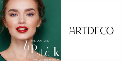 Links posiert eine Frau mit rotem Lippenstift vor grünem Hintergrund. Neben ihr steht „The Couture Lipstick Refillable & Clean“. Auf der rechten Seite ist in fetten schwarzen Buchstaben auf weißem Hintergrund das Wort „ARTDECO“ zu sehen.