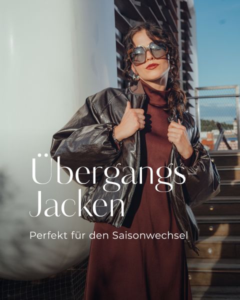 Eine elegante Frau mit Sonnenbrille und Lederjacke steht selbstbewusst auf einer Außentreppe. Der Text lautet: "Übergangs Jacken - Perfekt für den Saisonwechsel.