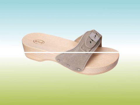 Eine einzelne beige Clog-Sandale aus Wildleder mit erhöhtem Absatz und einer Metallschnalle oben auf einem Hintergrund mit Farbverlauf in Blau und Grün.