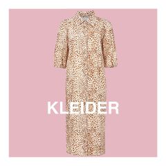 Ein Kleid mit Leopardenmuster und halblangen Ärmeln auf rosa Hintergrund. Das Wort „KLEIDER“ ist in Weiß auf dem Kleid geschrieben.