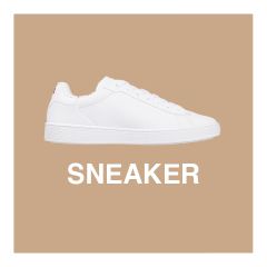 Ein weißer Sneaker steht zentriert auf einem hellbraunen Hintergrund. Unter dem Schuh steht in fetten weißen Buchstaben das Wort „SNEAKER“.