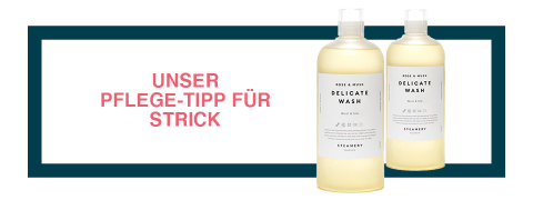 Zwei Flaschen STEAMERY Delicate Wash nebeneinander, links davon steht „Unser Pflege-Tipp für Strick“. Der Hintergrund ist mit einem schlichten Rahmenmotiv gestaltet.