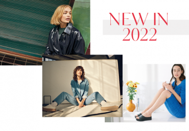 Collage von drei Frauen, die Mode präsentieren. Oben links: Frau in einer schwarzen Jacke. Unten links: Frau im Jeans-Outfit im Schneidersitz. Rechts: Frau im blauen Kleid neben Sonnenblumen sitzend. Oben rechts steht der Text „NEU IM JAHR 2022“.
