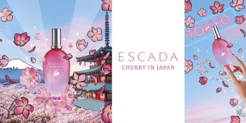 Eine Flasche des Duftes „Cherry in Japan“ von Escada steht vor einem lebhaften, japanisch inspirierten Hintergrund mit Kirschblüten, einem Tempel und dem Tokyo Tower. Der Himmel ist hell von Strahlen und Blütenblätter im Cartoon-Stil schweben herum. Das Wort „TOKYO“ erscheint in Neon.