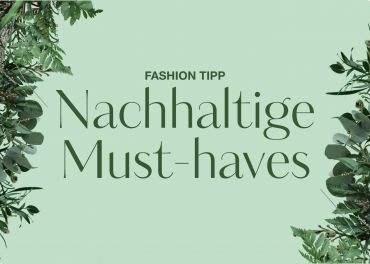 Ein hellgrüner Hintergrund mit Blätterrändern umrahmt den deutschen Text „Fashion Tipp: Nachhaltige Must-haves“ und suggeriert nachhaltige Modetipps.