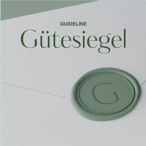 Ein Umschlag mit den Worten „Guideline“ in Englisch und „Gütesiegel“ in Deutsch über einem grünen Wachssiegel mit der Prägung des Buchstabens „G“.
