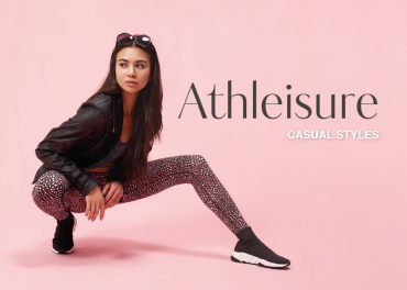 Eine hockende Person in einem stylischen Athleisure-Outfit, bestehend aus einer schwarzen Jacke, gemusterten Leggings und Sneakers. Der Hintergrund ist rosa mit dem Text „Athleisure Casual Styles“. Die Person trägt eine Sonnenbrille auf dem Kopf.