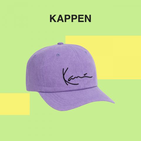 Eine lila Baseballkappe mit einer schwarzen Signatur auf der Vorderseite, auf einem hellgrünen Hintergrund mit gelben rechteckigen Akzenten. Das Wort „KAPPEN“ steht oben in fetten schwarzen Buchstaben.