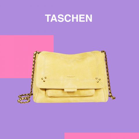 Eine stilvolle gelbe Handtasche mit strukturiertem Design und goldenem Kettenriemen steht zentriert vor einem violetten Hintergrund mit rosa Akzenten. Über der Tasche ist das Wort „TASCHEN“ zu sehen.
