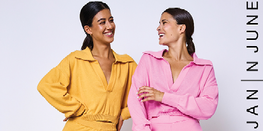 Zwei Personen in stylischen Outfits in Senfgelb und Pink stehen nebeneinander und lächeln sich an. Auf der rechten Seite des Bildes ist der Text „JAN | N JUNE“ zu sehen.