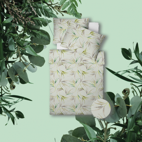 Ein Bettwäscheset mit Blumenmuster und grünen und beigen Blättern auf einem Bett. Der Hintergrund ist hellgrün und von grünem Laub und Zweigen umrandet.