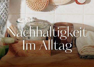 Eine gemütliche Küchentheke mit nachhaltigen Gegenständen: Vorratsglas, Spülbürste aus Holz und ein gefaltetes Handtuch. Auf dem deutschen Text steht „Nachhaltigkeit im Alltag“.