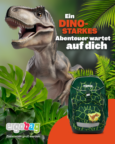 Hinter einem grünen Rucksack mit Dinosauriermuster brüllt ein Dinosaurier. Der Text auf dem Bild wirbt mit dem Wort „Ein DINO-STARKES Abenteuer wartet auf dich“ für ein Abenteuerthema. Saftig grüne Blätter umgeben die Szene.