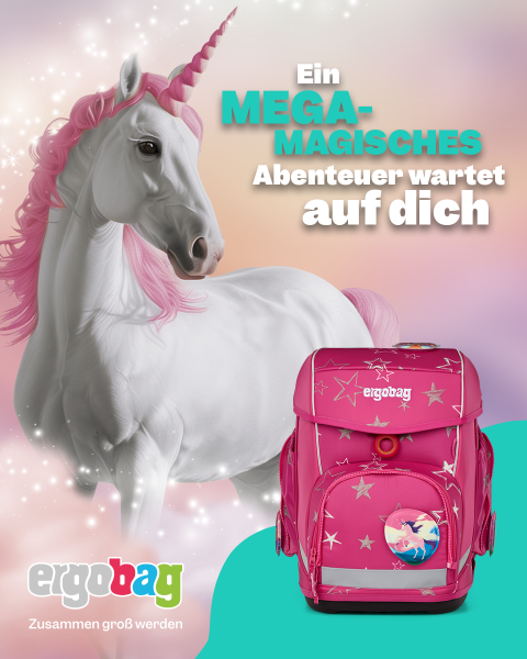Ein weißes Einhorn mit rosa Mähne und glitzerndem Horn ist neben einem rosa Rucksack mit Sternen und einem Einhornmotiv abgebildet. Deutscher Text mit Werbesprüchen überlagert das Motiv. Der Hintergrund ist in sanften Pastellfarben gehalten.