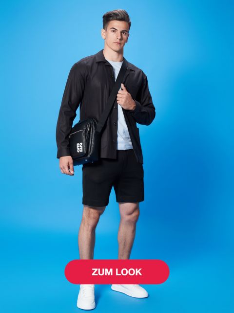 Vor einem blauen Hintergrund steht ein Mann, der ein dunkles Hemd, schwarze Shorts und weiße Turnschuhe trägt. Er trägt eine schwarze Tasche mit der Aufschrift „D2GO“. Am unteren Bildrand ist ein roter Button mit der Aufschrift „ZUM LOOK“ zu sehen.