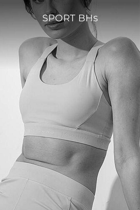 Schwarzweißbild einer Person, die einen Sport-BH und Leggings trägt und mit einem angewinkelten Arm posiert, während der andere an ihrer Seite ruht. Oben werden die Worte „SPORT-BHs“ angezeigt.