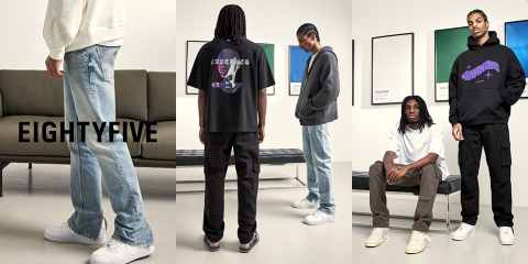 Ein Mode-Fotoshooting mit Models in lässiger Streetwear. Die Outfits umfassen Jeans, T-Shirts mit Aufdruck, Kapuzenpullover und Turnschuhe. Sie posieren in einer minimalistischen Umgebung mit einem Sofa und gerahmter Kunst an der Wand. Auf einem Bild steht der Text „EIGHTYFIVE“.