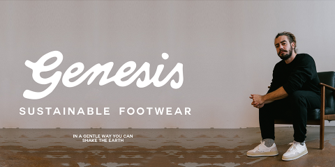 Ein Mann mit Bart und legerer Kleidung sitzt auf einem Stuhl vor einer schlichten Wand. Der Text lautet „Genesis Sustainable Footwear“ mit dem Zitat „Auf sanfte Weise kannst du die Erde erschüttern“ darunter. An seinen Füßen sind Turnschuhe zu sehen.
