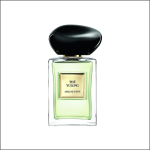 Ein klarer Glasflakon des Parfums Armani/Privé Thé Yulong mit hellgrüner Flüssigkeit, einem goldenen Etikett und einer glänzenden schwarzen Kappe vor einem weißen Hintergrund mit einem dünnen schwarzen Rand.