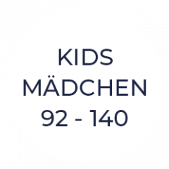 Auf weißem Grund steht in fetten, dunkelblauen Lettern „KIDS MÄDCHEN 92 – 140“ und gibt damit die Konfektionsgrößen für Mädchen an.