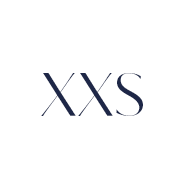 Das Bild zeigt den Text „XXS“ in dunkelblauen Buchstaben auf weißem Hintergrund.