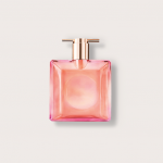 Ein quadratischer Parfümflakon in Rosa- und Pfirsichtönen mit goldener Kappe steht vor einem hellbeigen Hintergrund. Das Design ist schlicht und elegant und reflektiert das Licht subtil auf seiner Oberfläche.