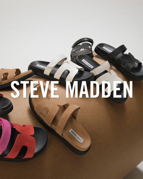 Eine Kollektion von Steve Madden-Sandalen in verschiedenen Farben, darunter Schwarz, Weiß, Hellbraun, Rot und Pink, präsentiert auf einer gewölbten, braunen Oberfläche. Der Markenname „Steve Madden“ ist in weißer Schrift deutlich sichtbar über das Bild gelegt.