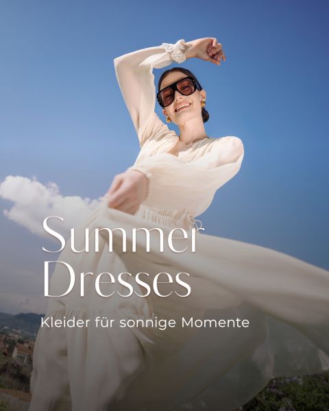 Eine lächelnde Frau in einem wallenden weißen Kleid und mit Sonnenbrille posiert im Freien unter blauem Himmel. Der Text lautet: "Sommerkleider - Kleider für sonnige Momente.