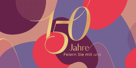 Fettgedruckter goldener Text auf lebendigem abstraktem Hintergrund lautet „150 Jahre, Feiern Sie mit uns.“ Das Design besteht aus roten, violetten und rosa geometrischen Formen mit goldenen Akzenten, die eine festliche und feierliche Atmosphäre schaffen.