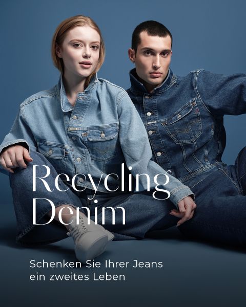 Zwei Models in Jeans sitzen vor einem blauen Hintergrund. Der Text lautet „Recycling Denim – Schenken Sie Ihrer Jeans ein zweites Leben“ und wirbt für das Denim-Recycling für eine nachhaltige Zukunft.
