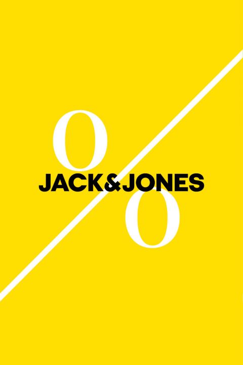 Gelber Hintergrund mit einem großen weißen Prozentsymbol. Die Worte „JACK & JONES“ stehen in Schwarz in der Mitte des Bildes.