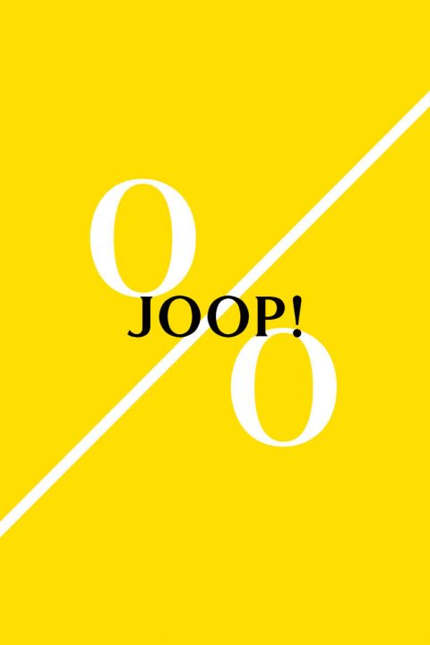 Ein gelber Hintergrund wird diagonal durch eine weiße Linie geteilt. Große weiße Ziffern, „90“, stehen auf beiden Seiten der Linie und ähneln einem Prozentzeichen. Das Wort „JOOP!“ steht in Schwarz, zentriert zwischen den Ziffern.
