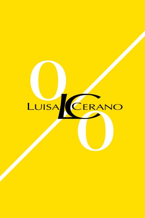 Gelber Hintergrund mit einer weißen diagonalen Linie. In der Mitte steht der Text „Luisa Cerano“ mit überlappenden stilisierten schwarzen Buchstaben „LC“. Auf beiden Seiten des Textes stehen die weißen Ziffern „0“ und „0“.