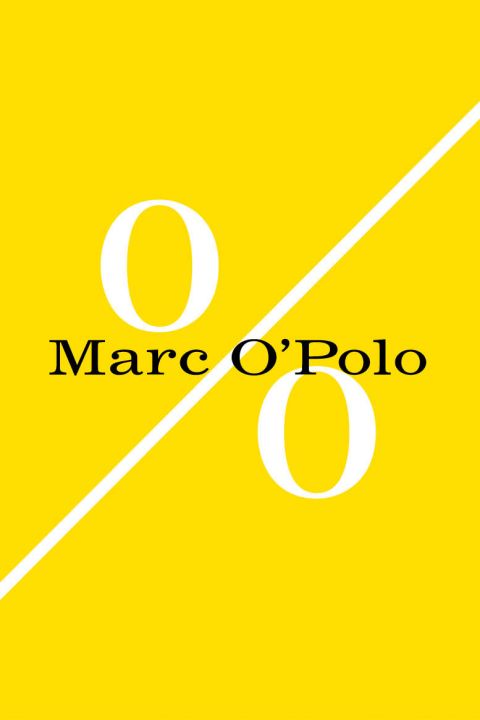 Gelber Hintergrund mit großem weißen Prozentzeichen. In der Mitte des Symbols steht in schwarzer Schrift der Text „Marc O’Polo“. Eine diagonale weiße Linie trennt die beiden Kreise des Prozentzeichens.