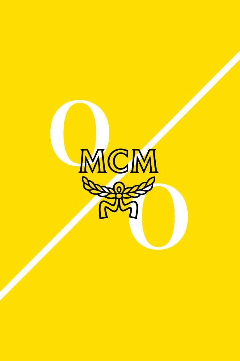 Hellgelber Hintergrund mit einer weißen diagonalen Linie. Die Großbuchstaben „MCM“ und ein Logo mit Lorbeerflügeln sind zentriert. Große weiße Ziffern „9“ und „0“ stehen auf beiden Seiten der Linie und geben möglicherweise einen Prozentsatz an.