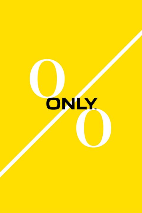 Ein gelber Hintergrund mit einer weißen diagonalen Linie teilt das Bild und erzeugt ein Prozentsymbol. Die Wörter „ONLY O“ sind in fettem schwarzen Text geschrieben, wobei „ONLY“ quer über die diagonale Linie positioniert ist.