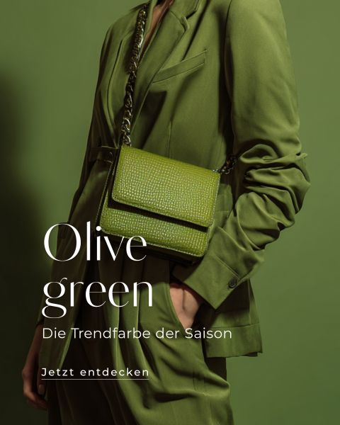 Eine Person, die einen olivgrünen Anzug und eine passende strukturierte Handtasche trägt, posiert vor einem olivgrünen Hintergrund. Der Text lautet: "Olivgrün - Die Trendfarbe der Saison. Jetzt entdecken.