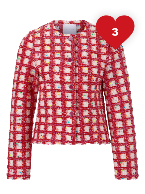 Rot-weiß karierte Tweedjacke mit langen Ärmeln und Knöpfen. In der oberen Ecke ist ein rotes Herz mit einer „3“ darin abgebildet.