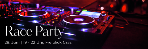 Nahaufnahme von DJ-Equipment mit bunten Lichtern in dunkler Umgebung. Texteinblendungen lauten: „Race Party, 28. Juni | 19 – 22 Uhr, Freiblick Graz.“.