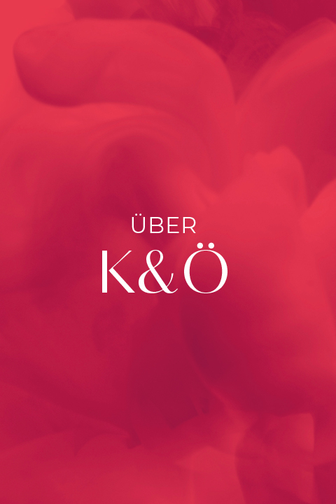 Stilisierter Text „ÜBER K&O“ auf einem Hintergrund aus wirbelnden Rot- und Rosatönen.
