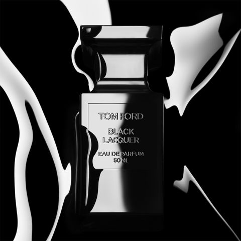 Ein schlanker, schwarzer Parfümflakon mit der Aufschrift „Tom Ford Black Lacquer Eau de Parfum 50 ml“ steht vor einem kontrastierenden, schwarz-weißen, flüssigkeitsähnlichen Hintergrund und verleiht dem Ganzen ein luxuriöses und elegantes Aussehen.