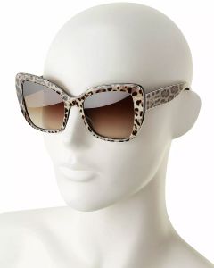 Ein Schaufensterpuppenkopf trägt eine große, quadratische Sonnenbrille mit einem Rahmen im Leopardenmuster und braunen Verlaufsgläsern. Der Hintergrund ist schlicht weiß.