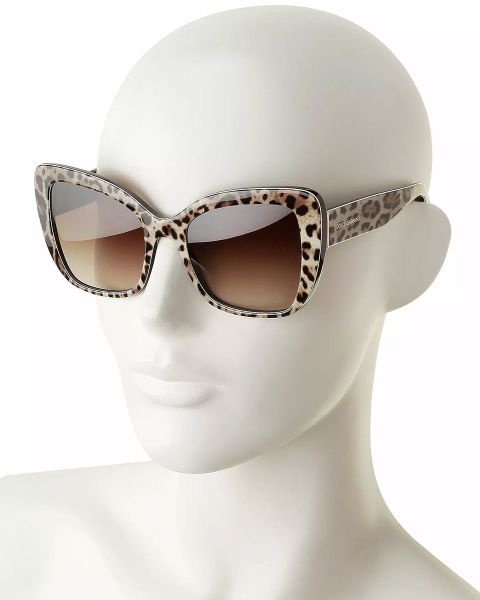 Ein Schaufensterpuppenkopf trägt eine große, quadratische Sonnenbrille mit einem Rahmen im Leopardenmuster und braunen Verlaufsgläsern. Der Hintergrund ist schlicht weiß.