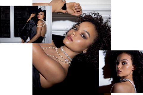 Eine Frau posiert in drei verschiedenen Aufnahmen und trägt eleganten Perlenschmuck. Sie trägt ein schwarzes Satin-Outfit, ein Licht scheint auf ihr Gesicht und betont ihr Make-up und ihre Gesichtszüge. Im Hintergrund sind ein Fenster und eine schlichte Innenwand zu sehen.