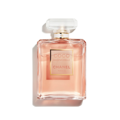 Eine quadratische Glasflasche mit Chanel Coco Mademoiselle-Parfüm, gefüllt mit einer hellrosa Flüssigkeit. Die Flasche hat einen weißen Verschluss und ein goldenes Etikett, auf dem der Markenname und der Dufttitel deutlich zu sehen sind.