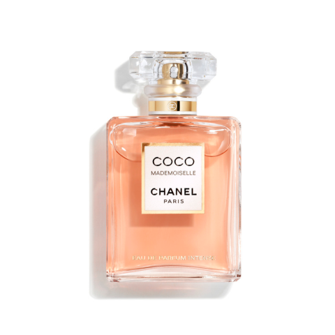 Eine Flasche Coco Mademoiselle Eau de Parfum Intense von Chanel. Die Glasflasche ist rechteckig mit einem klaren, facettierten Deckel und einem goldenen Hals. Der Duft im Inneren hat eine warme Bernsteinfarbe. Das Etikett ist weiß mit schwarzem Text.