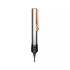 Ein schlankes, zylindrisches Haarstyling-Tool in Silber mit Kupferakzenten. Es steht vertikal und hat ein Kabel, das von unten herausragt. Das Design ist modern und minimalistisch.