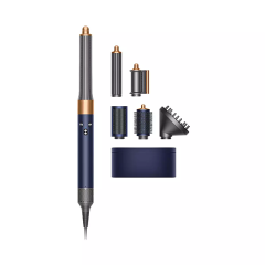 Ein Multi-Styler-Haargerät in Blau und Kupfer mit verschiedenen Aufsätzen, darunter Lockenstäbe, eine Glättungsbürste und eine Volumenbürste. Das Set enthält außerdem eine Aufbewahrungsbox. Die Artikel sind ordentlich auf einem weißen Hintergrund angeordnet.