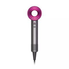 Ein moderner Haartrockner mit silbernem Griff und einem einzigartigen runden rosa Kopf. Das Design ist schlicht und minimalistisch, mit Knöpfen am Griff. Ein Netzkabel kommt von unten.