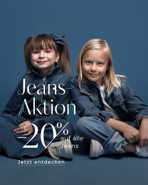 Zwei Kinder sitzen vor einem blauen Hintergrund, beide tragen Jeansjacken und Jeans. Ein Kind hat lange Haare mit einer Schleife, das andere hat schulterlange Haare. Der Text lautet „Jeans-Aktion 20 % auf alle Jeans. Jetzt entdecken.